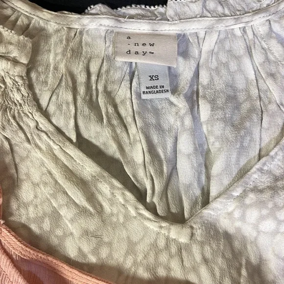 Assorted XS Tops (5) - Picture 4 of 11